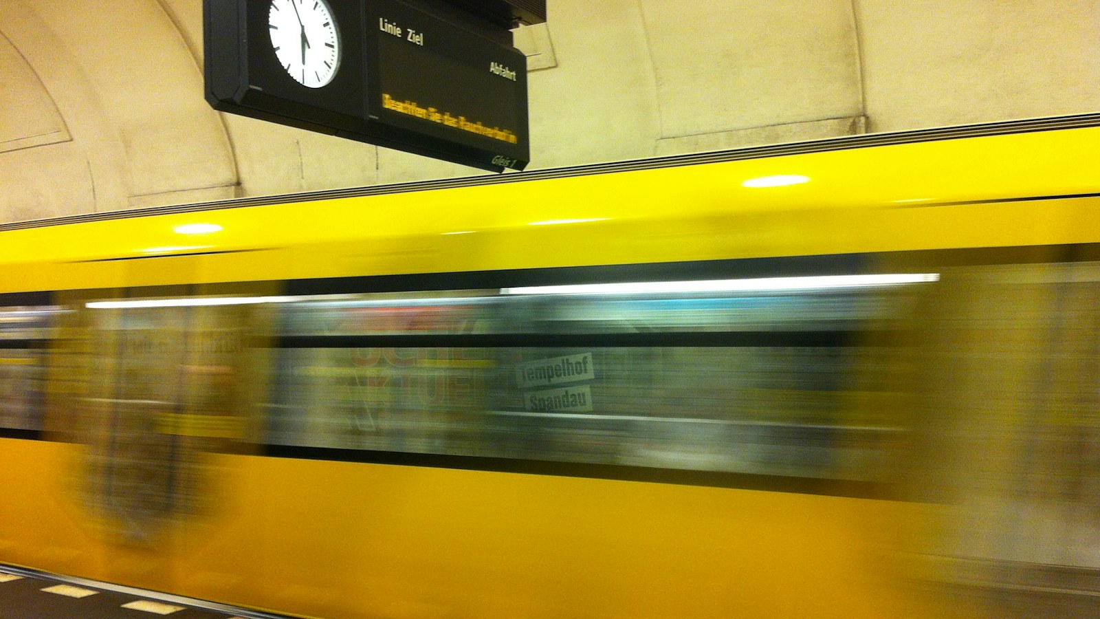 베를린 지하철역을 지나가는 노란 U-Bahn 열차